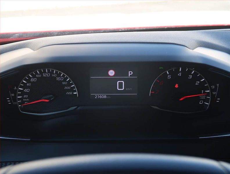 Peugeot 2008 (2023) 1.2 PureTech, Automat, ČR - fotka 11 z 22