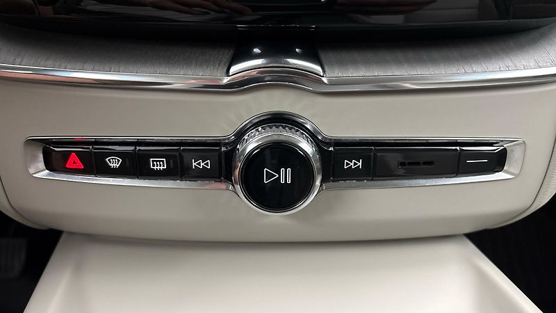 Volvo XC60 2.0 B4 AUT AWD Plus Dark - fotka 13 z 28