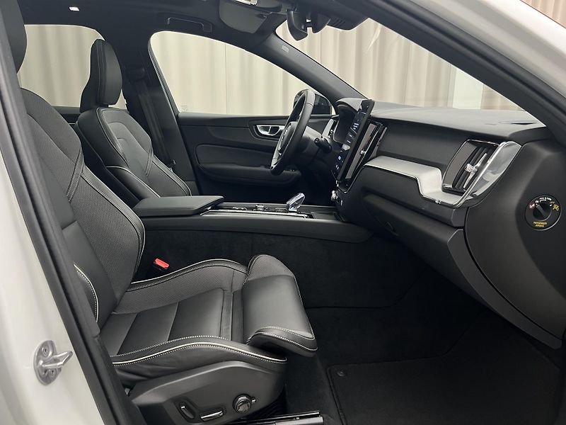 Volvo XC60 B5 AWD BLACK EDITION PLUS AUT  - fotka 21 z 48
