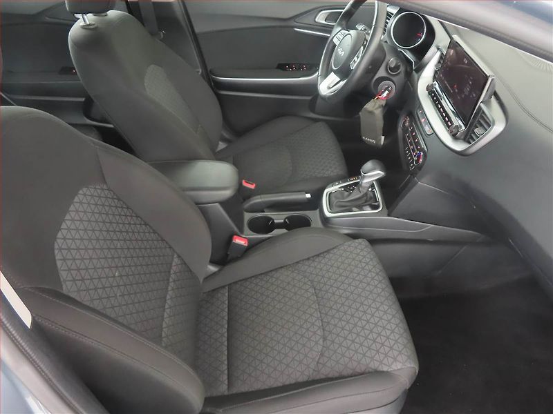 Kia Ceed (2024) 1.5 T-GDI - fotka 9 z 18