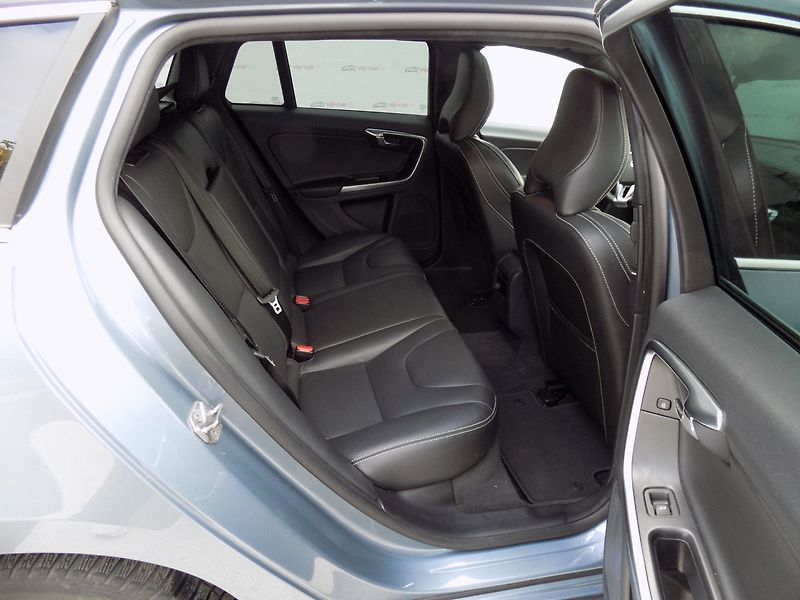 Volvo V60 (2016) 2.0-D4/Inscription/LED/DPH/ - fotka 14 z 44