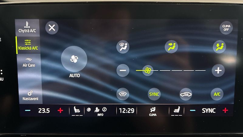 Škoda Octavia 2.0 TDI DSG Style Combi - fotka 24 z 25
