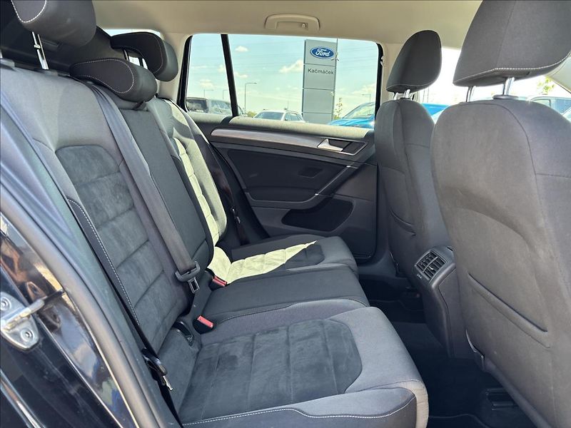Volkswagen Golf 1,0 TSI 81 kW Comfortline - fotka 15 z 48