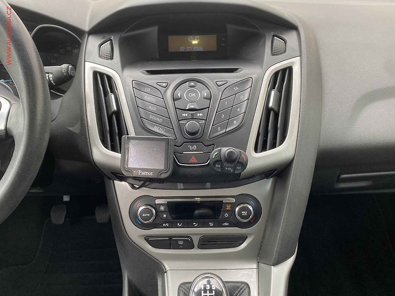 Ford Focus (2011) 1.6i16V, ČR, AC, park.asist - fotka 12 z 17
