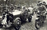 Eliška Junková s manželem Čeňkem při triumfální jízdě Prahou po návratu ze závodu Targa Florio 1928.
