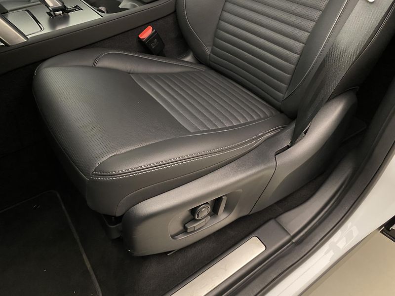 Land Rover Discovery Sport D200 DYNAMIC SE REZERVACE - fotka 21 z 53