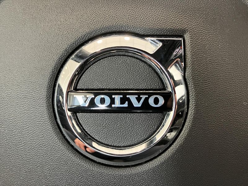 Volvo S60 B5 AWD Ultimate Dark-REZERVACE - fotka 42 z 42