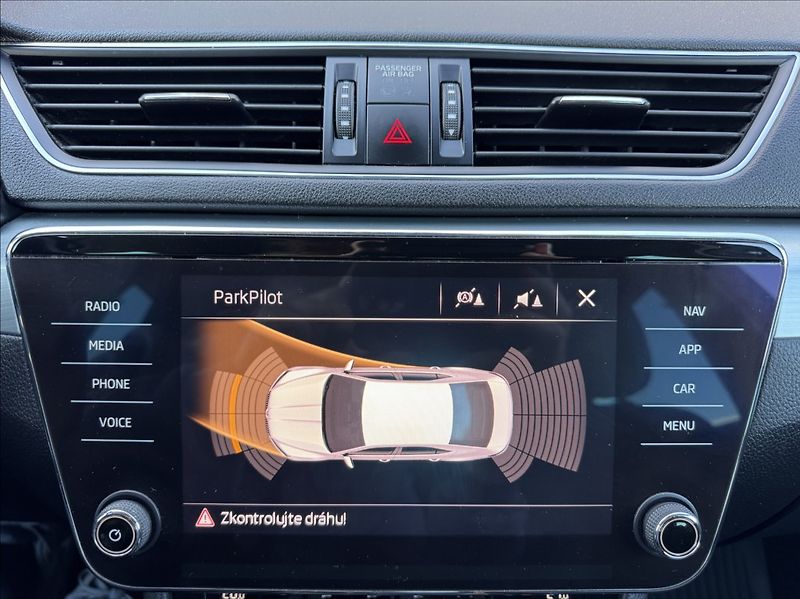Škoda Superb 2,0 TDI 140kW ACC - fotka 44 z 50