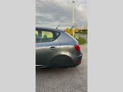 Zepředu vypadá jako běžný hatchback, pod kapotou má klasický motor, nechybí airbagy ani poctivá karoserie.