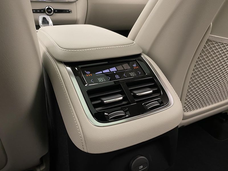 Volvo XC90 (2026) T8 AWD RECHARGE DARK ULTRA - fotka 78 z 79