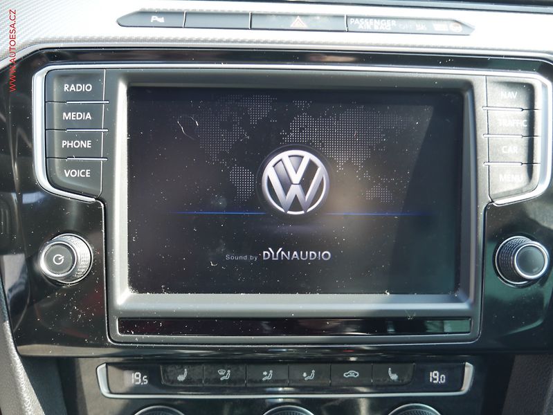 Volkswagen Passat (2017) 2.0TDi, Highline, DSG, LED - fotka 11 z 26