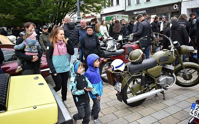 Tradiční sraz autoveteránistů na náměstí T. G. Masaryka v Prostějově. 18. května 2025