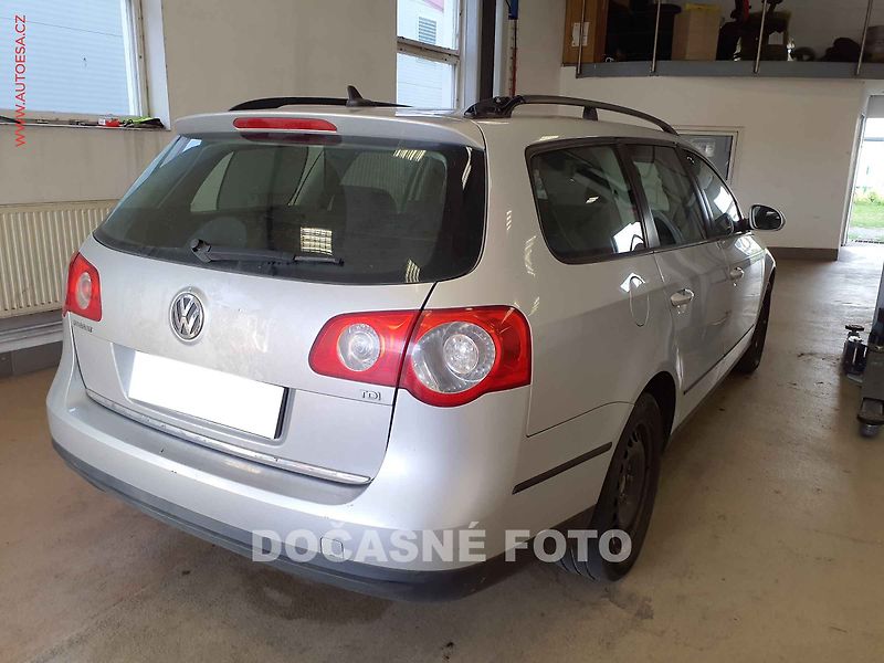 Volkswagen Passat (2008) 1.9TDi, autoAC - fotka 2 z 3