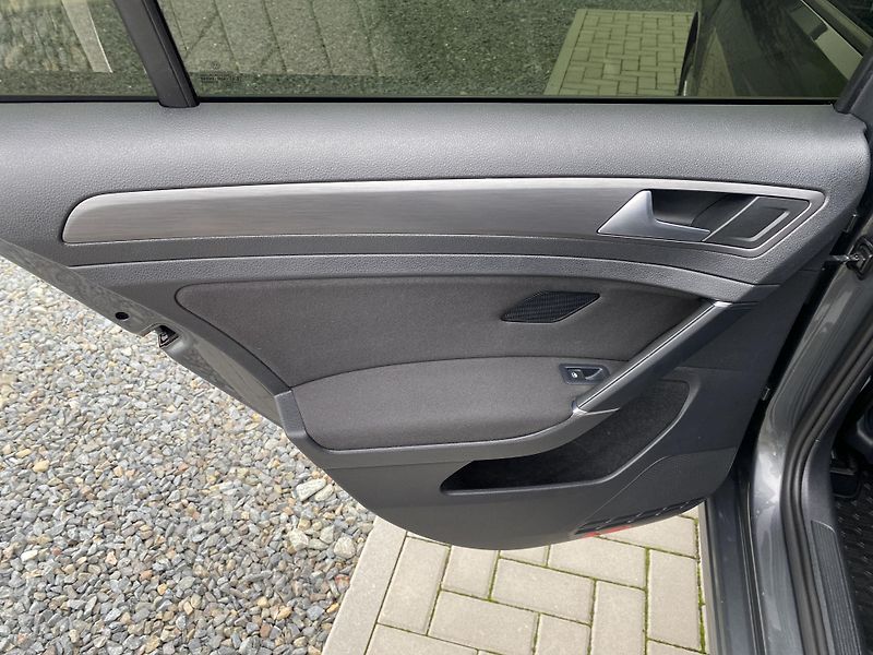 Volkswagen Golf 1.4 TSI 92kW-1xMAJ.-LED- ACC - fotka 30 z 44