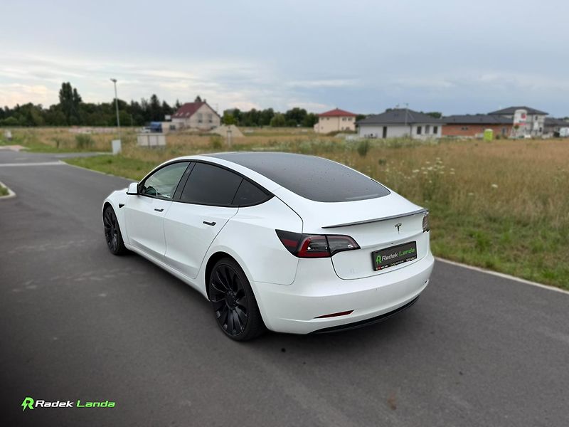 Tesla Model 3 (2021) bílý interiér | 513 koní - fotka 3 z 7