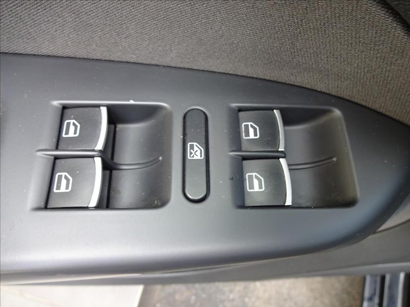 Volkswagen Touran 2,0 TDI 103kW 7.MÍST - fotka 19 z 55