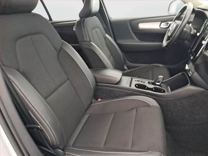 Volvo XC40 (2019) Momentum D3 AWD - fotka 9 z 18