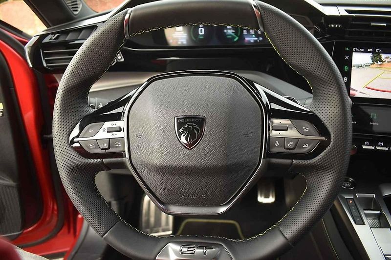 Peugeot 408 je solidně prostorný rodinný vůz s atraktivním vzhledem