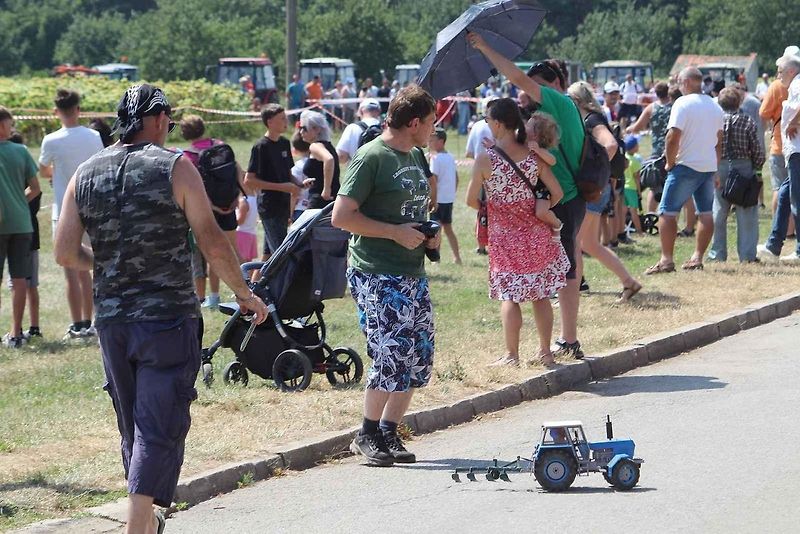 Podivínský mazec nabídl svůj třináct ročník. Jedinečná traktoriáda na Břeclavsku lákala poslední červencovou sobotu na spanilou jízdu, závody i přehlídku několika veteránů.