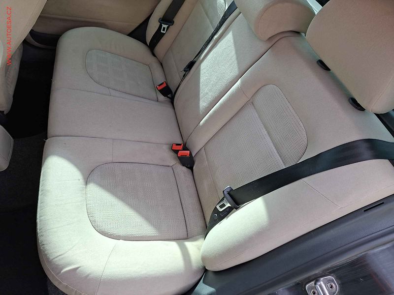 Škoda Fabia (2007) 1.2 HTP, AC, výhřev sed - fotka 10 z 16