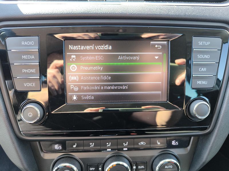 Škoda Octavia (2014) 1,6TDI DSG STYLE*VELKÝ SERVIS* - fotka 44 z 58