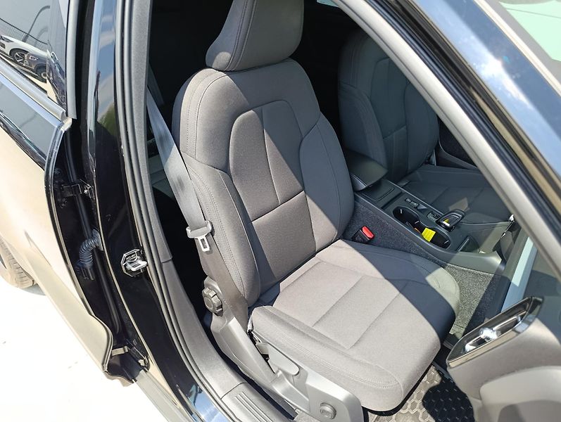 Volvo XC40 2.0 B4 AWD 145kW - fotka 18 z 33