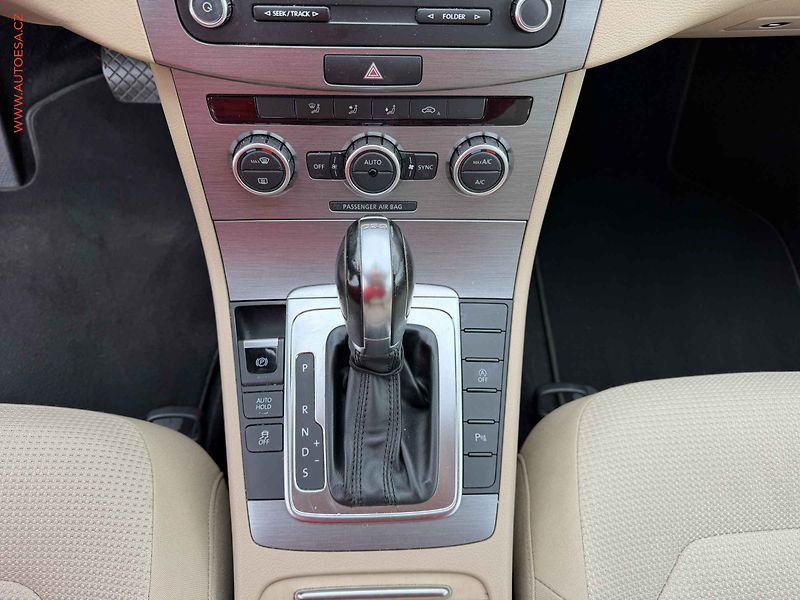 Volkswagen Passat (2012) 2.0TDi, DSG, výhřev sed - fotka 15 z 17