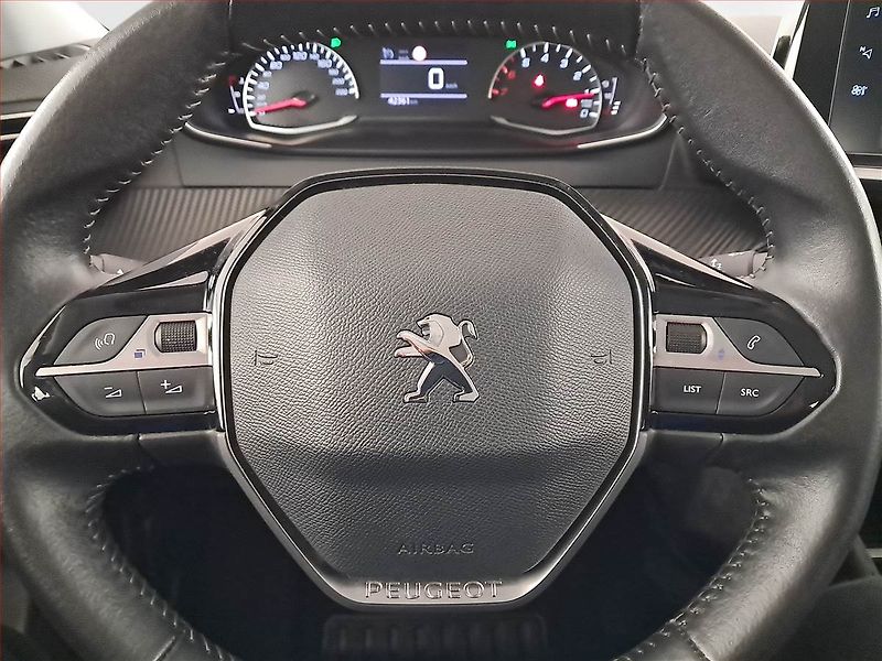 Peugeot 2008 (2021) 1.2 PureTech, ČR,1.maj - fotka 17 z 19
