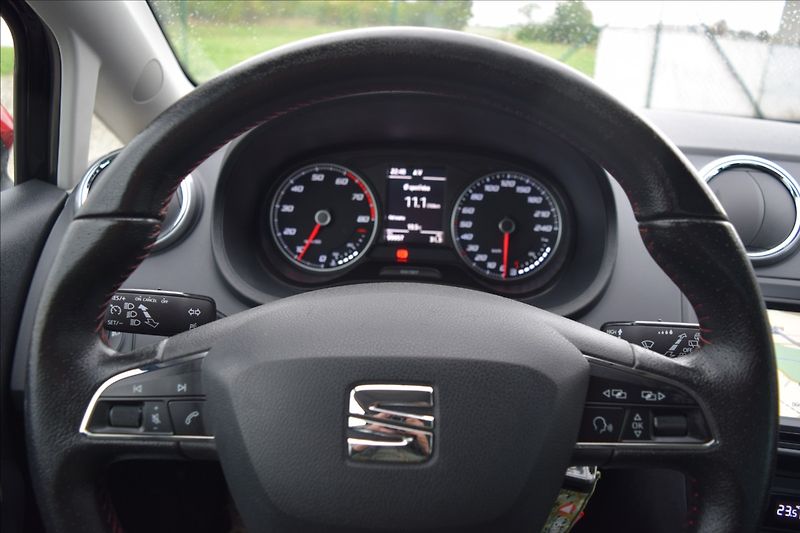 Seat Ibiza 1,2 i 66KW FR-LINE NÍZKÉ KM - fotka 21 z 39