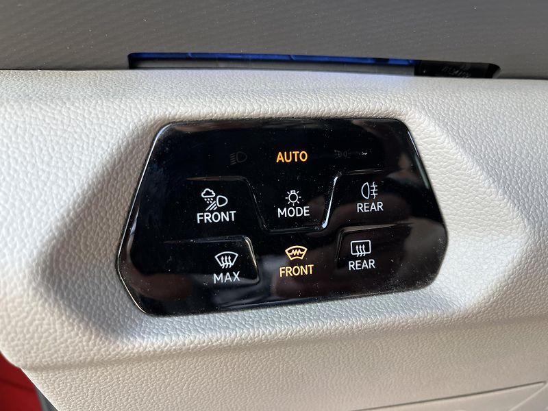 Volkswagen Multivan (2023) T7 LONG*MATRIX*PANORMA*TAŽNÉ*Z - fotka 35 z 49