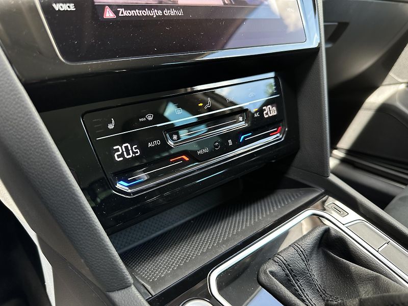 Volkswagen Passat Variant 2.0 TDI DSG R-Line 4Motion - fotka 16 z 34