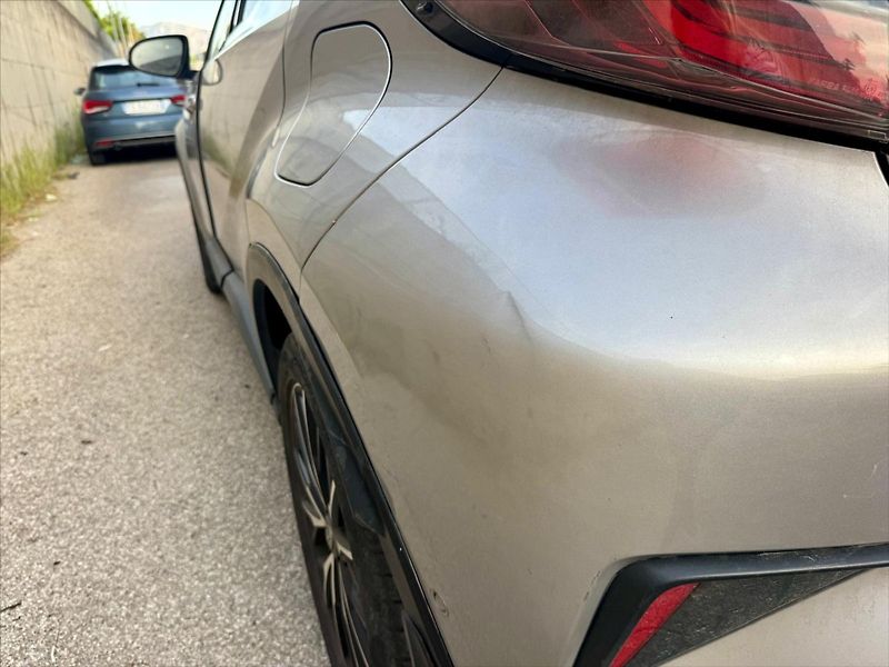 Toyota C-HR 1,8 i 72kw Hybrid e-CVT - fotka 26 z 29