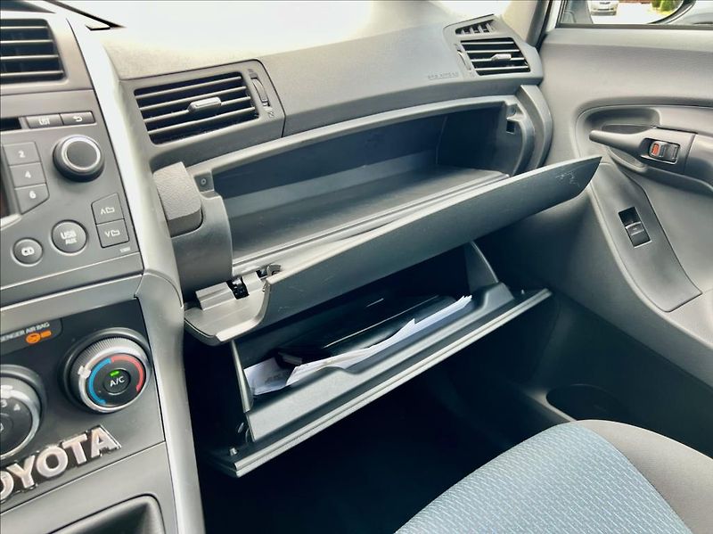 Toyota Verso 1,6 D-4D KLIMA - fotka 35 z 36
