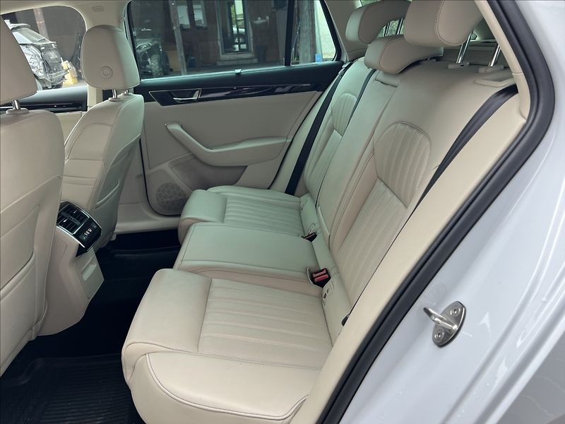 Škoda Superb 2,0 TDI 200HP L&K DSG 4X4 - fotka 12 z 40
