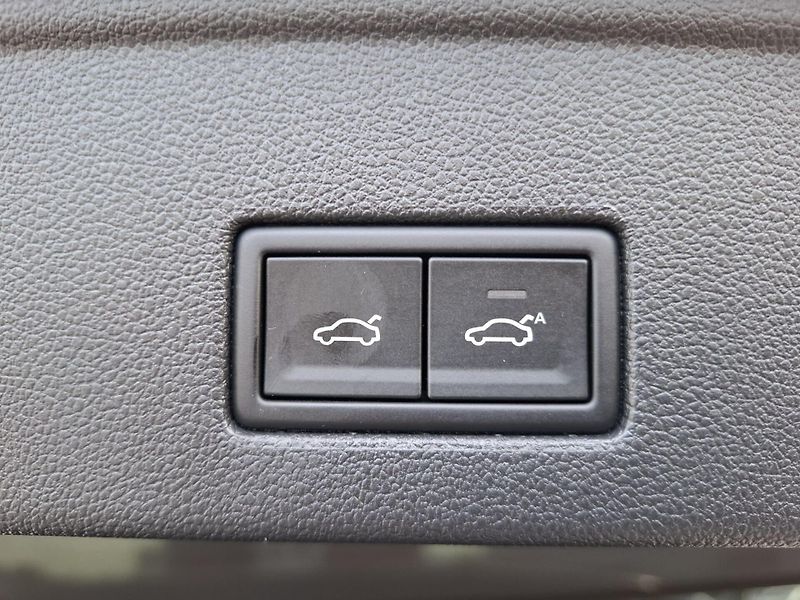 Volkswagen Touareg TDI 210kW R-Line Pano NezT HuD - fotka 21 z 22