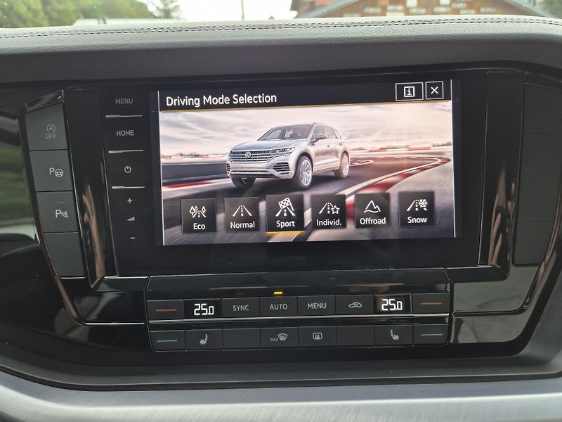 Volkswagen Touareg 3,0TDi 170kw 4x4 DSG TZ 19ALU - fotka 27 z 43