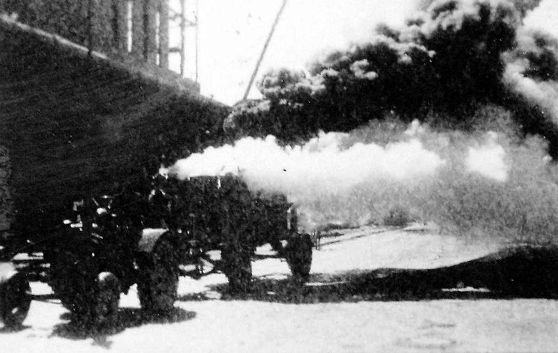 Nákladní vůz Matford při zkoušce umělého zamlžení v areálu chemického závodu v Záluží u Mostu 1. července 1944.