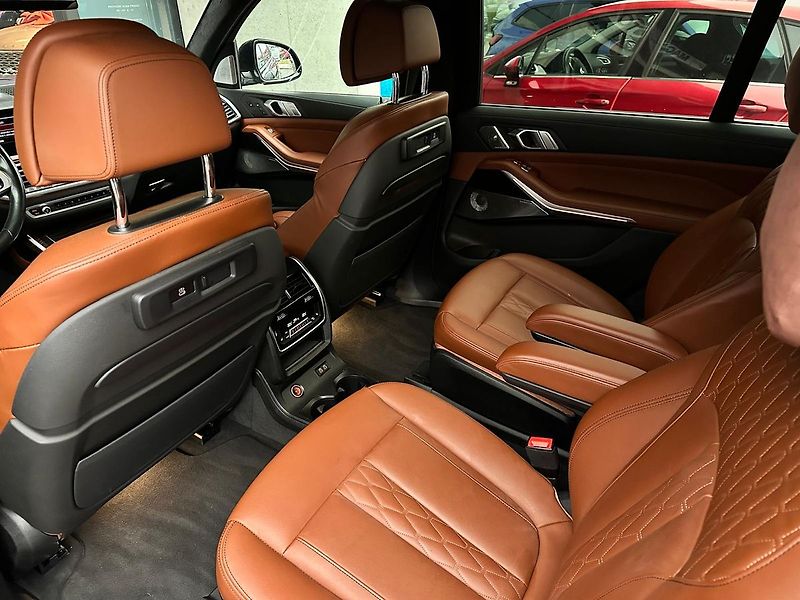 BMW X7 50i xDrive Individual B&W - fotka 7 z 19