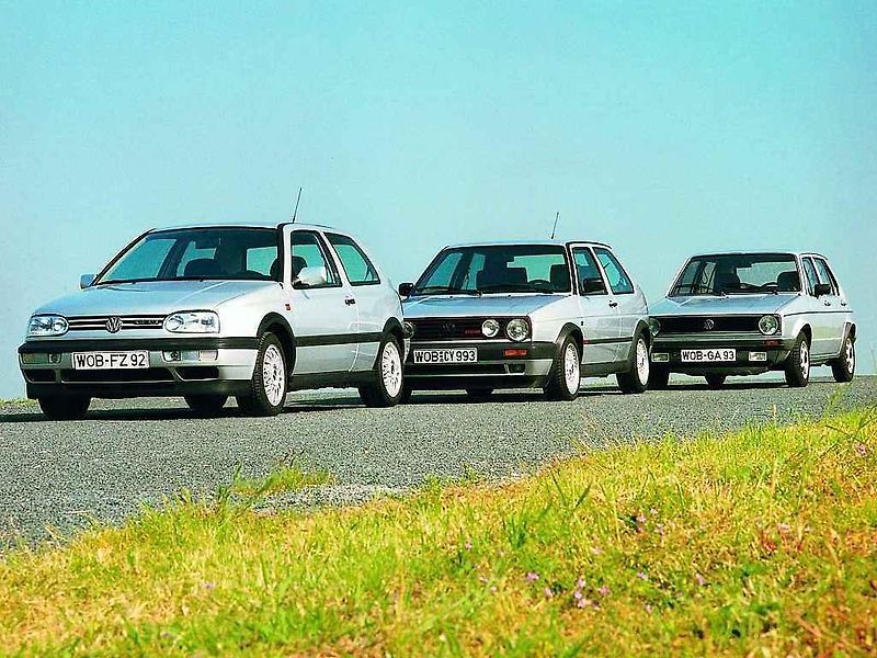 První a sedmá generace Volkswagenu Golf GTI.