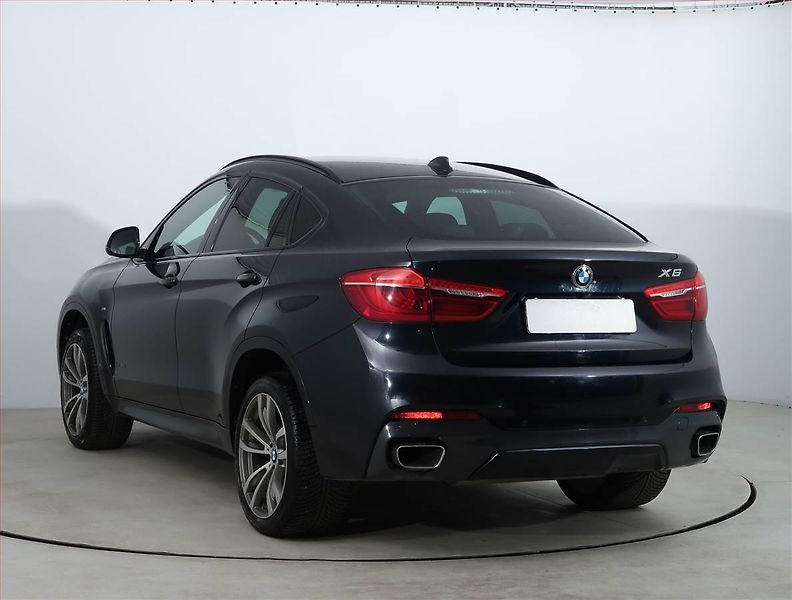 BMW X6 (2018) M Paket xDrive30d - fotka 4 z 23