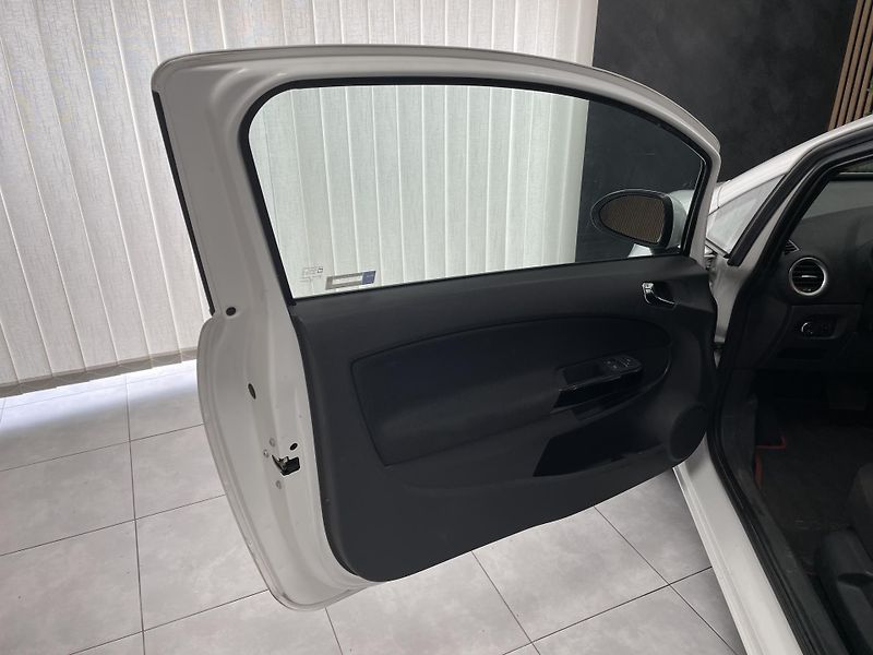 Opel Corsa 1.2 i AUTOMAT REZERVACE  - fotka 15 z 20