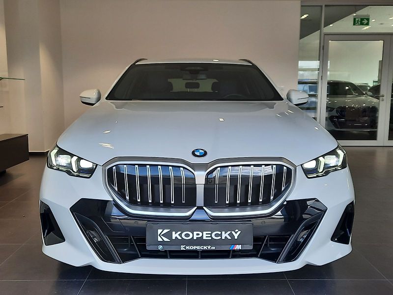 BMW Řada 5 (2025) 540d xDrive Touring M Sport - fotka 2 z 17