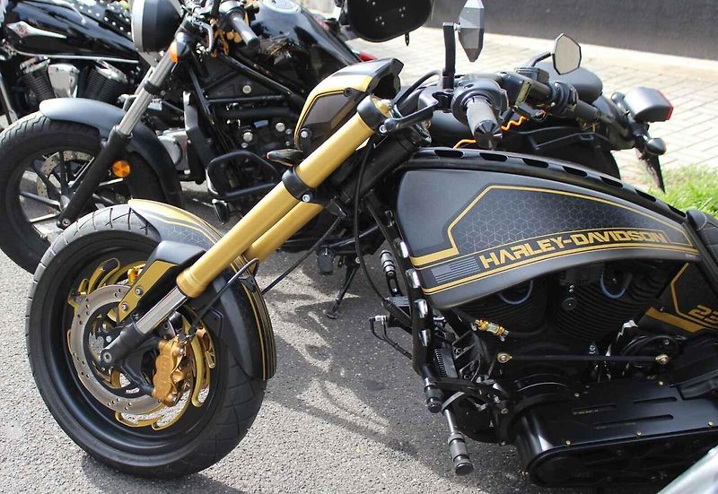Motorkáři nemůžou předjíždět kolonu jak se jim zachce. Na to jsou jasná pravidla.