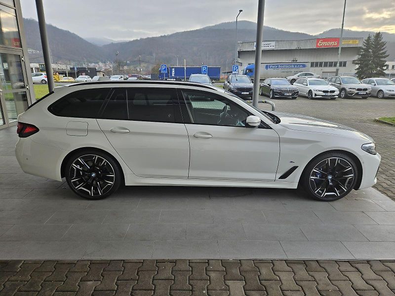 BMW Řada 5 530d xDrive Touring M Sport - fotka 7 z 13