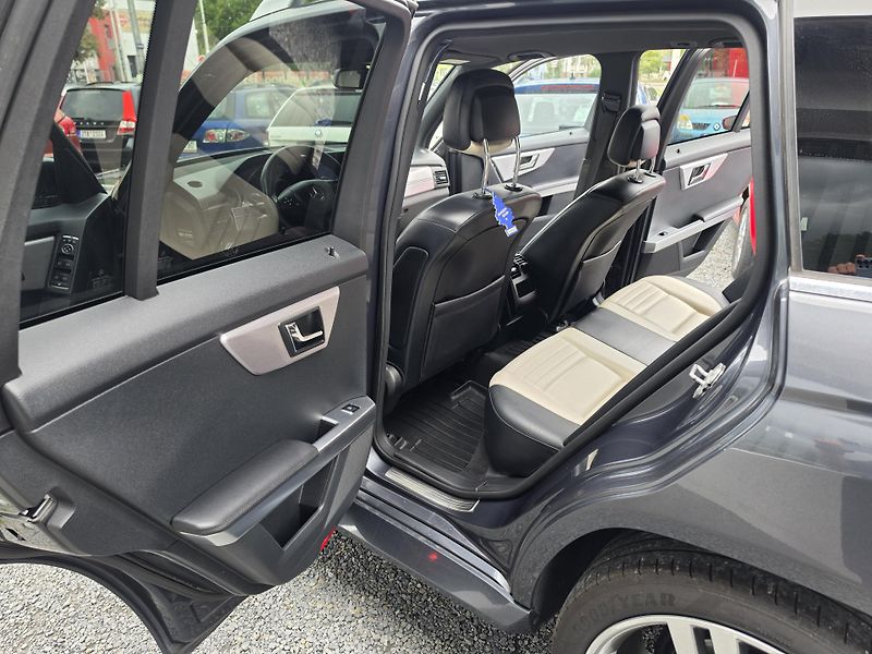 Mercedes-Benz GLK 350 4-MATIC  - fotka 9 z 15