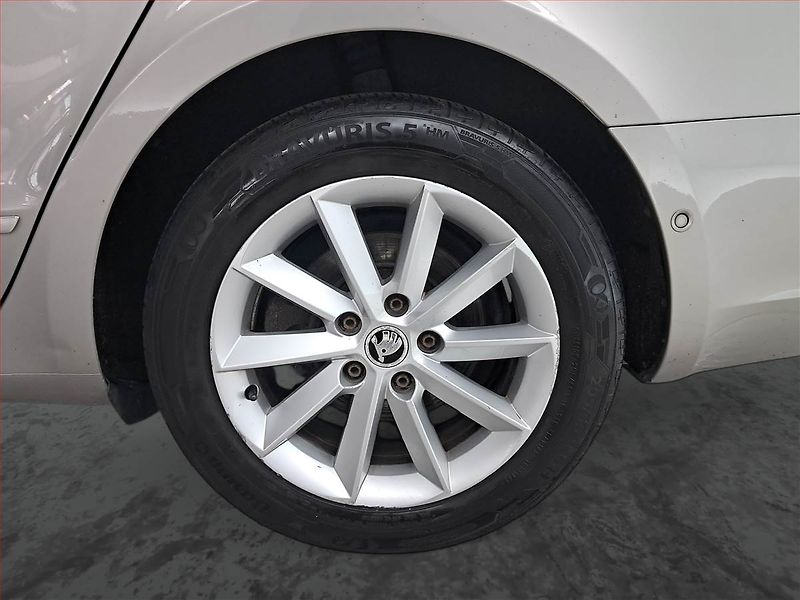Škoda Superb (2014) Ambition 1.6 TDI, Navi - fotka 15 z 18