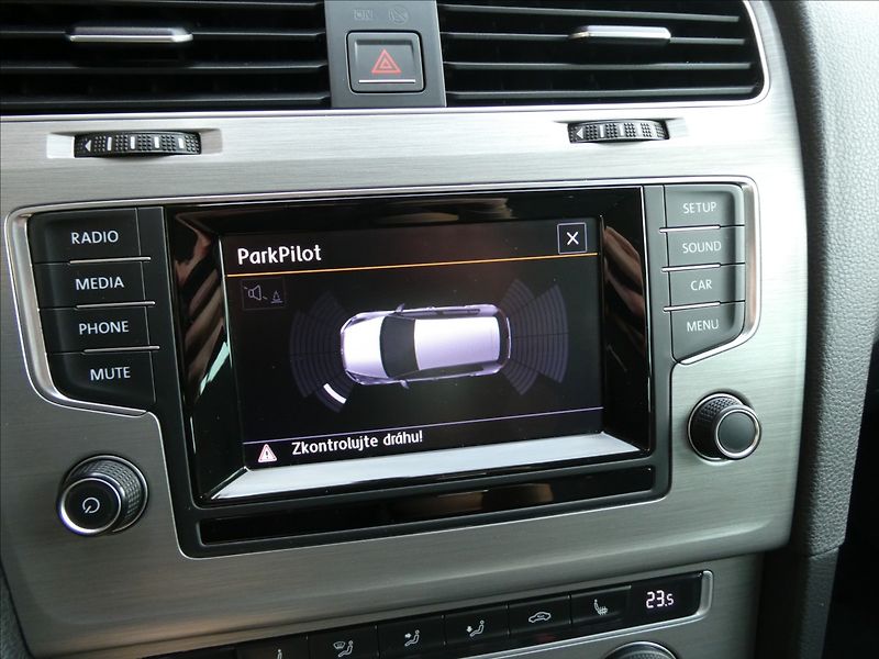 Volkswagen Golf 1,6 TDi 77kW serviska, xenony - fotka 32 z 50