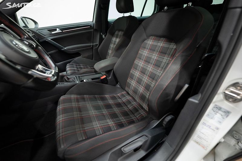 Volkswagen Golf GTI Performance 2.0 169 kW - fotka 8 z 31