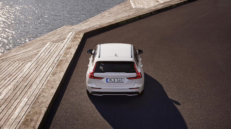 Volvo V60 (2026) B4 PLUS DARK AUT - fotka 9 z 16