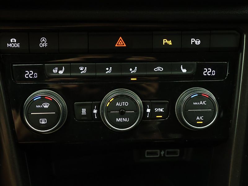 Volkswagen T-Roc 1,0 TSI Virtual LED Webasto - fotka 20 z 29